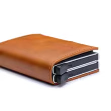 VYON Signature™ — Personalized Carbon Fiber Pop-Up Wallet (RFID · 12 Cards)